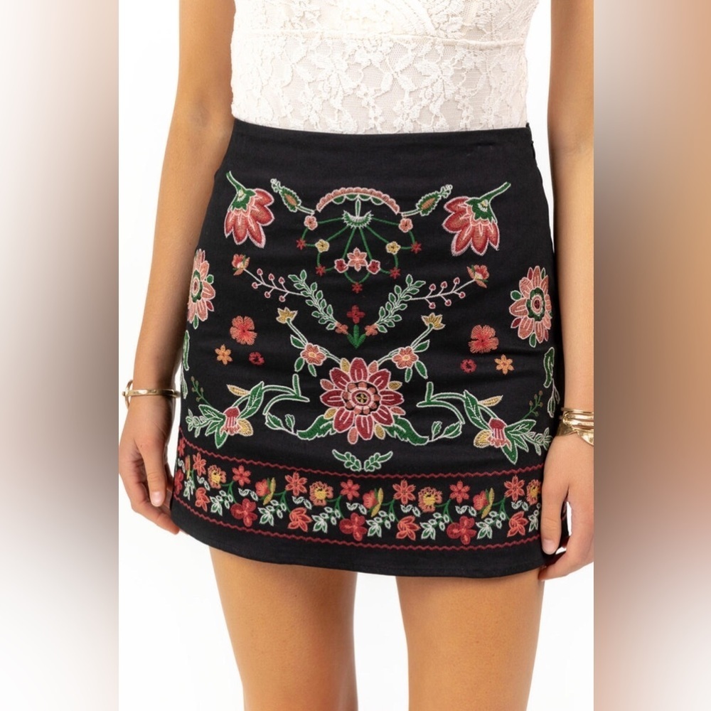 Mi Ami Marty Black Embroidered Floral Mini Skirt Size Small - Picture 3 of 7